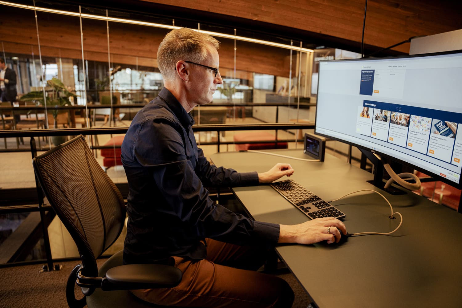 Olaf werken achter computer